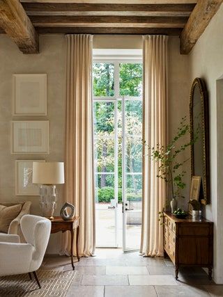 A quietly elegant Atlanta house by the classical architect Stan Dixon Westbury House, Dixon Architect, Garrison House, Dixon Homes, Southern Usa, Veranda Magazine, English Houses, Hall House, Palette Projects