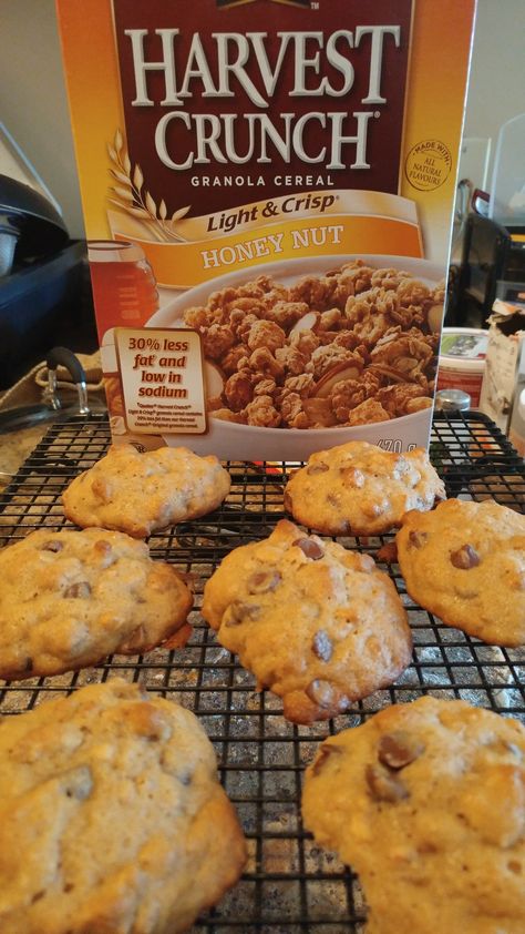 Harvest Crunch Cereal Recipes, Harvest Crunch Cookies, Cereal Cookies Recipes, Granola Cereal Recipe, Cereal Treat Recipes, Granola Cookies, Drop Cookie Recipes, Cereal Cookies, Christmas Yummies