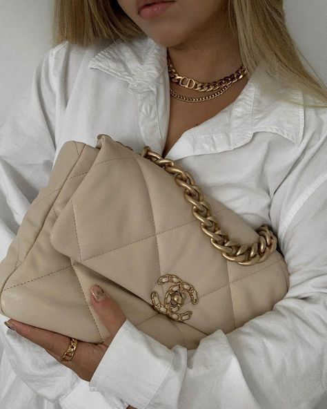 Chain Necklace Outfit, Chanel 19 Bag, Fake Designer Bags, Chanel 19, Chanel Outfit, Hot Bags, Adjustable Bag, Luxury Purses, Chloe Bag