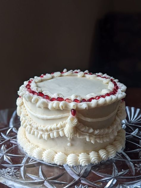 Pomegranate Cake Decoration, Pomegranate Wedding Cake, Pomegranate Cake Design, Pomegranate Rose Cake, Fig And Pomegranate Wedding Cake, Cake With Pomegranate Design, Berries Cake Aesthetic, Wedding Cake Pomegranate, Victorian Sponge Cake Aesthetic