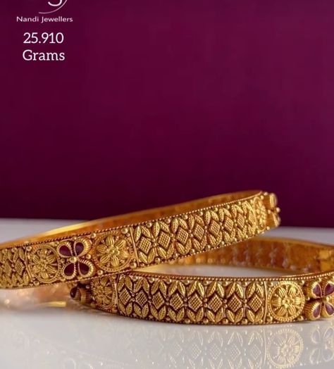 Antique Bangles Indian Gold, Gold Bangles Design Latest Indian, Kada Bangles Gold Design, Antique Gold Bangles Design, Simple Gold Bangle, Indian Gold Jewellery Design, 22k Gold Bangles, Temple Jewellery Earrings, Wedding Jewellery Designs