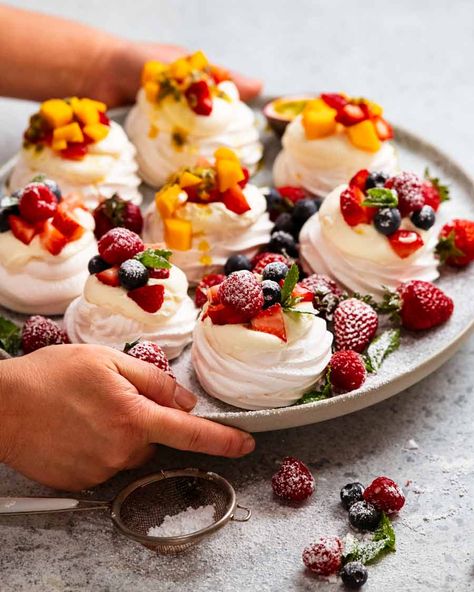 Pavlova Toppings, Pavlova Wreath, Christmas Pavlova, Mini Pavlovas, Pavlova Dessert, Mini Pavlova, Pavlova Recipe, Recipetin Eats, Recipe Tin