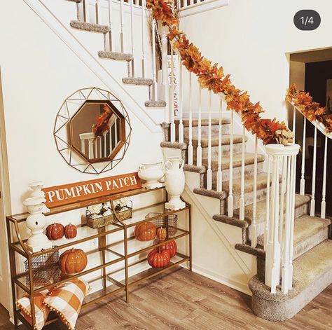 Fall Staircase Decor Diy, Fall Garland For Staircase, Fall Decor Stairs, Fall Stairway Decor, Autumn Staircase Decor, Fall Decor Staircase, Thanksgiving Staircase Decor, Fall Staircase Decor Railings, Fall Banister Decor