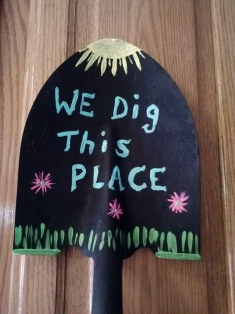 Shovel Art Repurposed, Shovel Art, Shovel Head Art, Painting On Shovels, Shovel Art Garden Tools Diy Crafts, Upcycle Shovel Head, Shovel Craft, Weaponized Shovel Art, Old Garden Tools