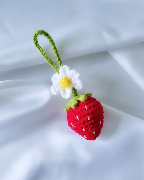 Sweeten up your style with this handmade crochet strawberry bag charm with a flower.* ੈ✩‧₊˚* ੈ✩‧₊ Dm or link in bio to order 👆🏻 #crochet #bagcharms #bagcharmcustom #strawberrybouquet #keychains #instagram #handmade #handcraft Crochet Strawberry Keychain Pattern, Crochet Bagcharms, Strawberry Crochet Keychain, Crochet Strawberry Bag Charm, Crochet Strawberry Bag, Strawberry Keychain, Strawberry Bag, Placemat Patterns, Crochet Placemat