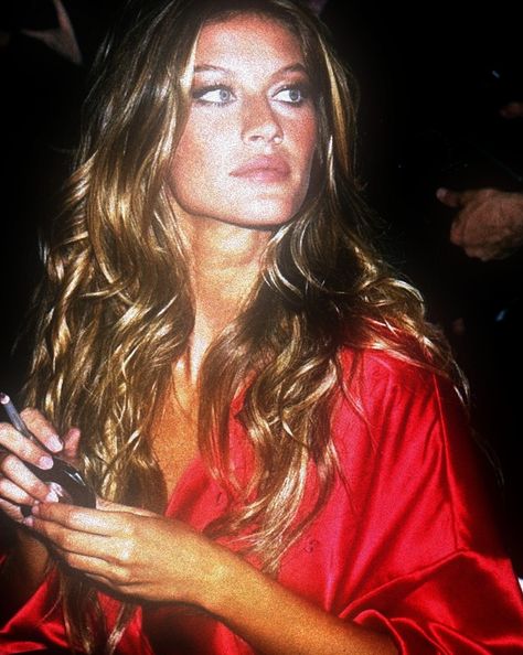 gisele bündchen icon Gisele Bundchen Icons, Gisele Bundchen Aesthetic, Gisele Bundchen Victoria Secret, Gisele Bundchen 90s, Giselle Bündchen, 00s Hair, Viktoria Secret, Gisele Bundchen Style, Jimin Black Hair