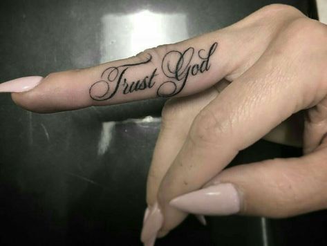 Hand And Finger Tattoos, Pretty Hand Tattoos, Tattoos For Black Skin, Pretty Tattoos For Women, Dope Tattoos For Women, Finger Tattoo, Stylist Tattoos, Cute Tattoos For Women, Diy Tattoo