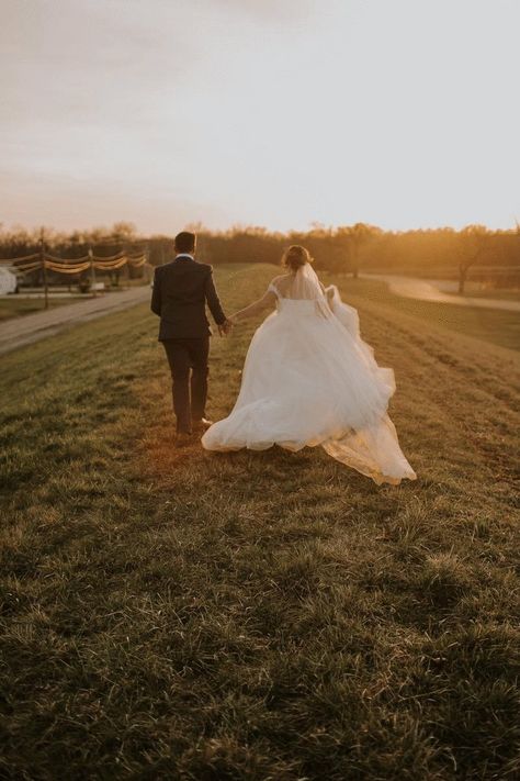 gab on Twitter: "Thanks for the prairie vibes, Iowa 🌾 #gdpweddings… " Modern Luxe Wedding, Barn Wedding Photography, Field Wedding, Chic Wedding Dresses, Modern Luxe, Knoxville Wedding, Candid Wedding Photos, Luxury Wedding Photography, Photographs Ideas