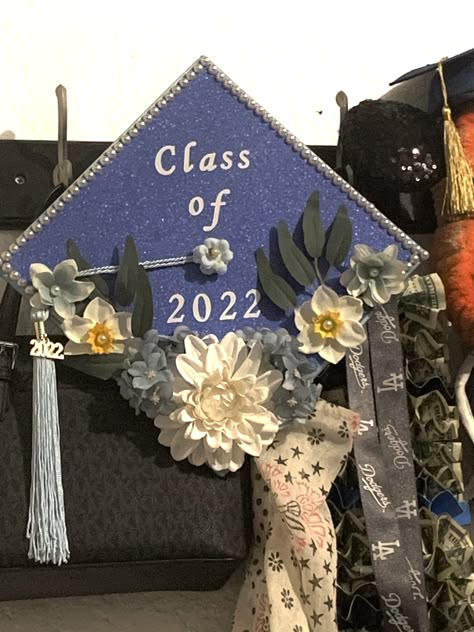 Cap Decoration Ideas For Guys, Graduation Cap Designs Class Of 2024, Grad Hat Ideas Graduation Cap Decoration, Blue Cap Ideas For Graduation, Simple Cute Grad Caps, Graduation Cap Floral, Navy Blue Grad Cap Ideas, Flower Grad Cap Ideas, Coquette Grad Cap