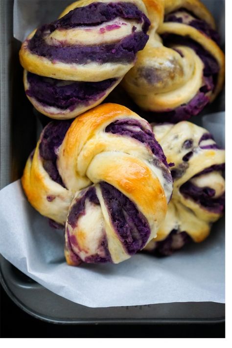 Japanese Purple Sweet Potato Buns - PURPLECHIVES Purple Yam Muffins, Purple Pastries, Purple Food Ideas, Yam Bread, Bread Station, Japanese Purple Sweet Potato, Purple Potato Recipes, Yam Recipes, Fancy Bread