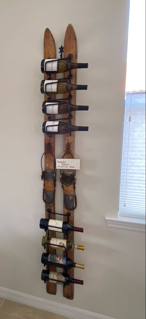 Ski Wine Rack, Hygge Mountain Home, Old Ski Decor Ideas, Ski Furniture Ideas, Old Snow Skis Ideas, Ski Themed Living Room, Ski Themed Bathroom, Ski Rack Wall, Ski Display Ideas