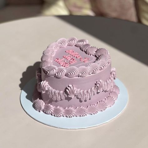 Seasonal Cakes, Piping Buttercream, Movie Cakes, Heart Aesthetic, Heart Shaped Cakes, Nail Designs Valentines, Pretty Birthday Cakes, Heart Cake, Pink Cake