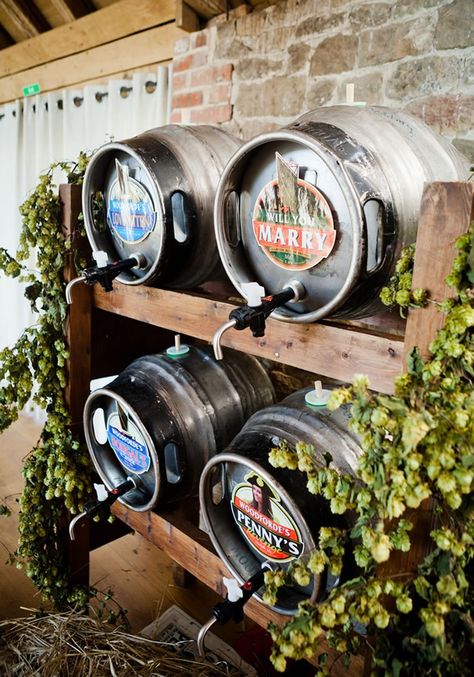 Wedding Keg, Diy Wedding Bar, Wedding Drink Station, Bar Deco, Diy Outdoor Bar, Wedding Reception Planning, Beer Wedding, Drinks Bar, Top Wedding Trends