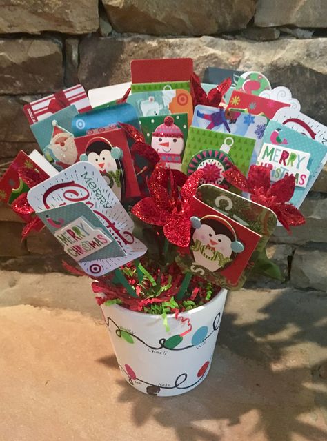 Christmas Gift Card Basket, Christmas Gift Card Tree Ideas, Diy Gift Card Tree, Holiday Gift Card Presentation, Christmas Gift Card Ideas For Kids, Gift Card Presentation For Christmas, Christmas Gift Card Basket Ideas, Cute Ways To Give Gift Cards Christmas, Christmas Gift Card Bouquet