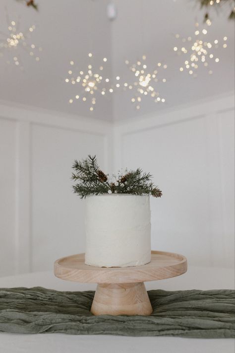 Simple wedding cake with evergreen, pine, and baby’s breath as cake decor, winter wedding cake idea #weddingcake #winterweddingcake Photograph: SydneyLaurenPhotography Indianapolis, IN Winter Wedding Cake, Classic Wedding Cake, Winter Cake, December Wedding, Baby S Breath, Pine Branch, Simple Wedding Cake, White Wedding Cake, Tiered Wedding Cake