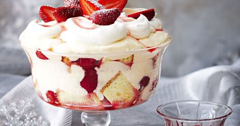 Strawberries 'n' cream trifle Fruit Trifle Recipes, Holiday Dessert Recipes Easy, English Trifle, Lemon Fish, Fruit Trifle, Easy Dessert Recipes Christmas, Christmas Trifle, Easy Holiday Desserts, Christmas Desserts Easy