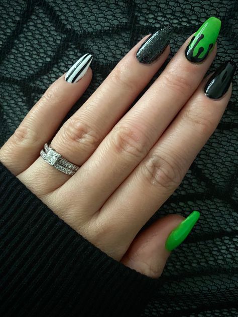 Halloween Nail Designs Green And Black, Bright Green Halloween Nails, Black And Neon Green Halloween Nails, Cute Simple Nails Halloween, Cute Spooky Halloween Nails Designs, Green Black Halloween Nails, Black Green Halloween Nails, Easy Oogie Boogie Nails, Green Halloween Nails Short