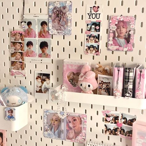 Desk Organization Wall, Peg Board Kpop Aesthetic, Pegboard Desk Aesthetic, Kpop Cork Board Ideas, Kpop Peg Board Ideas, Peg Board Decor, Aesthetic Pegboard Ideas, K Pop Peg Board, Peg Board Ideas Room Decor