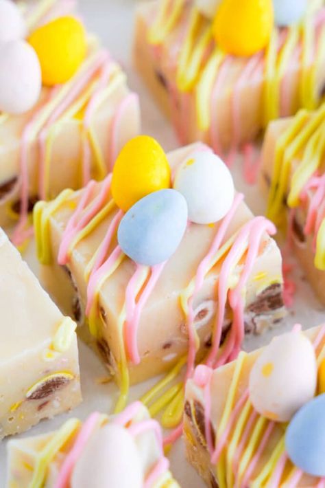 Easter Fudge (With Mini Eggs!) - On My Kids Plate Easter Fudge, White Chocolate Fudge Recipes, How To Make Fudge, Hot Chocolate Fudge, Kids Plate, Easy Easter Desserts, White Chocolate Fudge, Fudge Ingredients, Party Tray