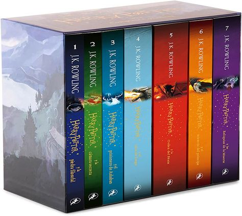 2000 opiniones positivas la edición en español y 100.000 opiniones positivas la edición en ingles!!! La colección completa de Harry Potter en un estuche que reúne las siete novelas de la saga más mágica de todos los tiempos! Harry Potter Box Set, Ron Y Hermione, Harry Potter Book Covers, Harry Potter Set, Box Set Books, Harry Potter Items, Rowling Harry Potter, Lord Voldemort, J K Rowling