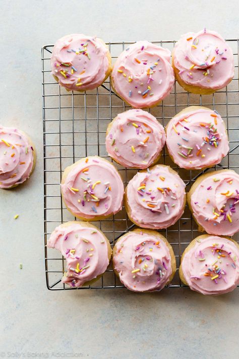 These soft cake-like sugar cookies are topped with creamy pastel pink buttercream and sprinkles. Sour cream is the secret ingredient! Recipe on sallysbakingaddiction.com Drop Sugar Cookie Recipe, Drop Sugar Cookies, Red Velvet Whoopie Pies, Cream Cheese Sugar Cookies, Pink Buttercream, Chocolate Whoopie Pies, Butter Sugar Cookies, Carlsbad Cravings, Simple Sugar