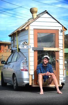 Landscaper James Lawler converted the back of his Toyota Prius into one of the tiniest of mobile homes of all time for one. And it's a hybrid, too! He built it using scraps he scavenged and reclaim... Prius Camper, Campers Van, Tiny Home Cost, Kombi Home, Adventure Campers, Building A Tiny House, Diy Camper, Camper Conversion, Tiny Spaces