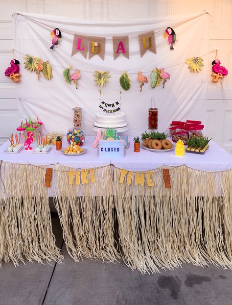 Dessert table, candy table, luau, dessert table ideas Tropical Party Dessert Table, Luau Candy Table Ideas, Hawaiian Dessert Table, Luau Dessert Table, Beach Theme Desserts, Luau Desserts, Beach Bday, Party Snack Table, Dessert Table Ideas