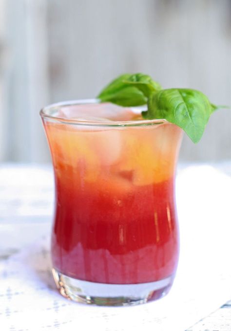 PAMA Sunrise Punch - perfect for summer parties! | honeyandbirch.com Sunrise Punch, Sweet Green Smoothie, Beer Cocktail Recipes, It's Thursday, Liquor Recipes, Homemade Cocktails, Healthy Recipes Easy Snacks, Perfect Cocktails, Berry Smoothie