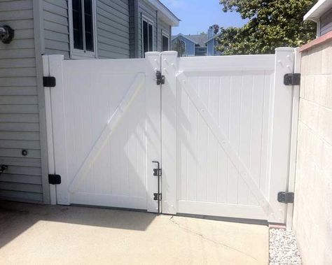 Rv Side Yard Ideas, Vinyl Gates Driveway, Vinyl Fence Gate Ideas, Vinyl Gates Ideas, Side Gate Ideas, Privacy Gates, Gate Painting, Rv Gate, House Front Gate