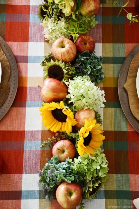 Fresh floral table runner with apples, sunflowers and hydrangeas #fall #apple #minidessert #cakelets #caramel #applespice ©homeiswheretheboatis.net Apple And Sunflower Decor, August Tablescapes, Late Summer Decor, Apple Centerpiece Ideas, Fall Roast, Apple Table Decorations, September Decor, Recipes Apples, Apple Centerpieces