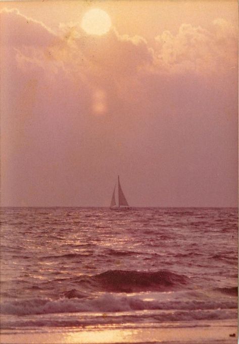 Vintage Film Photography, F Men, Summer Dream, Aesthetic Images, Beach Vibe, Aesthetic Photo, Blue Ocean, Film Photography, The Ocean