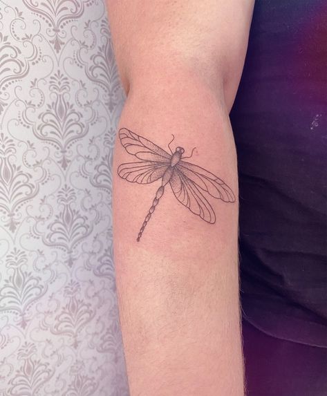 Line Work Dragonfly Tattoo, Dragonfly Tattoo Linework, Dragonfly Thigh Tattoo, Fineline Dragonfly Tattoo, Dragonfly Tattoo Minimalist, Vine Sleeve Tattoo, Dragonfly Wrist Tattoo, Butterfly And Dragonfly Tattoo, Dragonfly Tattoo For Women