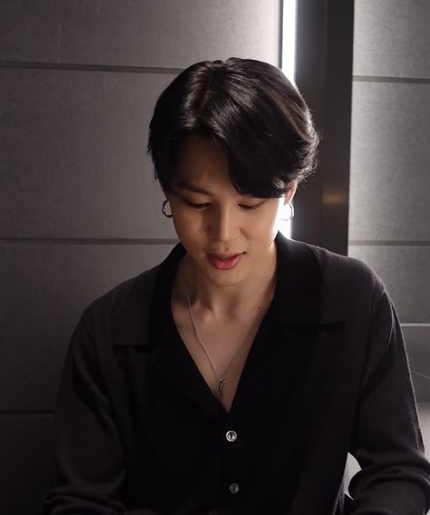 Jimin Black, Jimin Black Hair, Jimin Pictures, Makeup Hacks Beauty Secrets, Jimin Selca, Bts Jimin Funny, Park Jimin Bts, Niall Horan, Celebrity Pictures