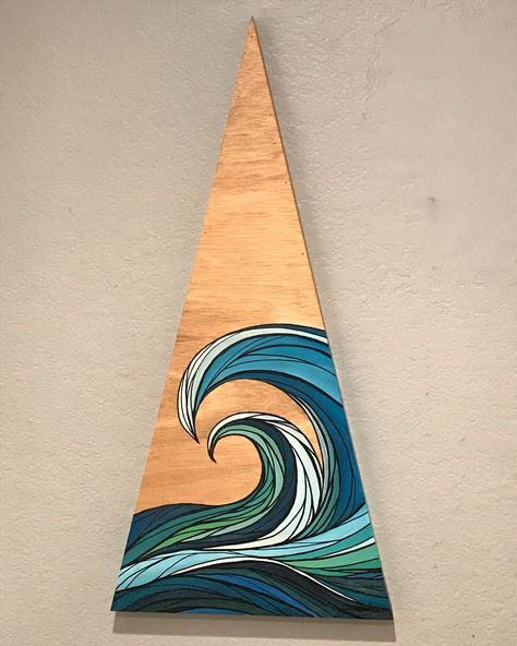 Paintings On Triangle Canvas, Triangle Wood Art, Triangle Painting Ideas, Surfboard Painting On Canvas, Triangle Canvas Painting Ideas, Triangle Canvas Painting, Triangle Painting, Deco Surf, Surfboard Painting