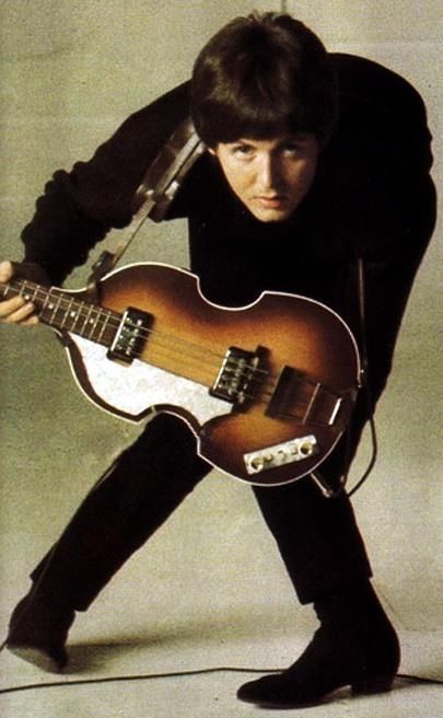 paul...getting down.... Paul Mccartney Fashion, Paul Mccartney Portrait, Stuart Sutcliffe, Beatles Love, Beatles Photos, Beatles Pictures, Sir Paul, Linda Mccartney, Beatles John