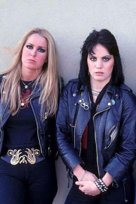 Lita Ford and Joan Jett Female Rock Stars, The Runaways, Lita Ford, Women Of Rock, Musica Rock, Female Musicians, Joan Jett, Women In Music, Mötley Crüe