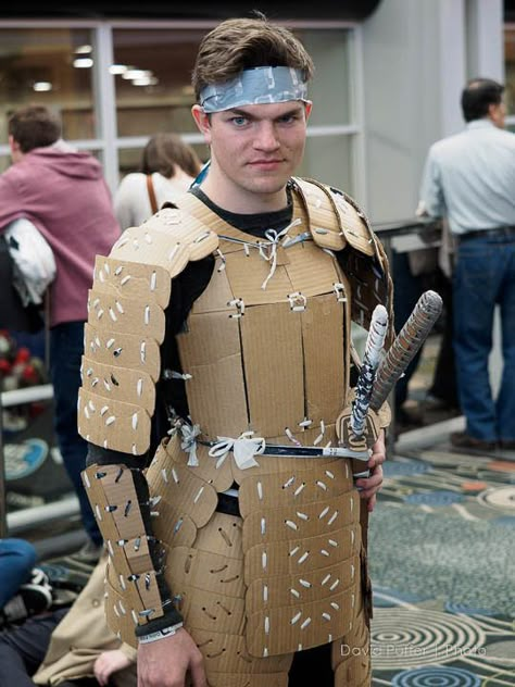 Cardboard Samurai at FanX 2015 Day 3 Diy Armor, Recycled Costumes, Cardboard Costume, Foam Armor, Hallowen Costume, Cardboard Sculpture, Cosplay Armor, Samurai Armor, Cardboard Art