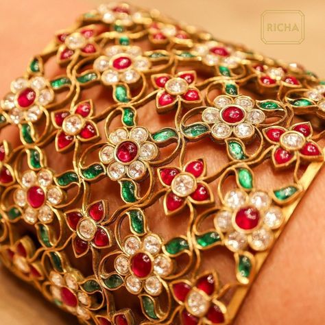 Meenakari Painting, Gem Palace, Antic Jewellery, Antique Gold Bracelet, Gold Jewelry Prom, Jewelry Prom, Golden Bracelet, Dainty Jewellery, Antique Bridal Jewelry