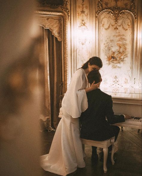 Old Money Photoshoot Couple, Piano Couple Aesthetic, Vintage Prenup Shoot, Editorial Engagement Shoot, Old Money Wedding Photography, Piano Couple Photography, Piano Photoshoot, Romantic Dream, Wedding Money