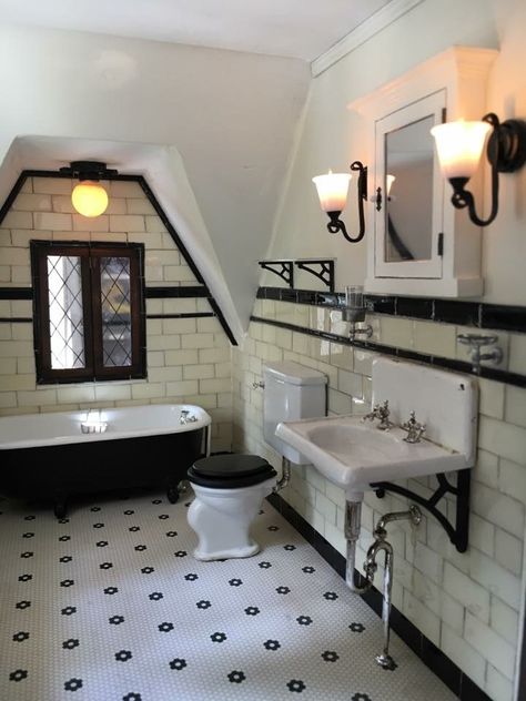 1920s Bathroom, Baños Shabby Chic, Dollhouse Bathroom, Art Deco Bathroom, Victorian Bathroom, Retro Bathrooms, Deco Bathroom, Bad Inspiration, Vintage Bathrooms