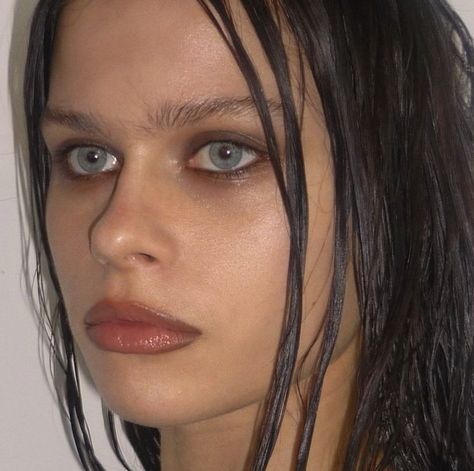 Cool Tone Makeup 90s, Minimal Smokey Eye, Muddy Makeup, Wet Skin Makeup, Smudged Makeup Aesthetic, Smudgy Makeup, Distressed Makeup, Messy Eye Makeup, Indie Sleaze Makeup