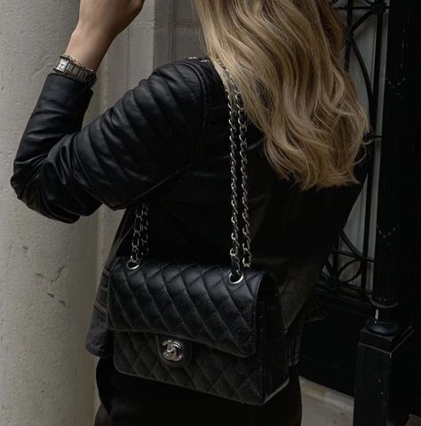 Chanel Bag Outfit, Chanel Bag Classic, Chanel Classic Flap Bag, Street Style Bags, Elegant Outfit Classy, Chanel Flap Bag, Classic Flap Bag, Model Outfits, Classic Bags