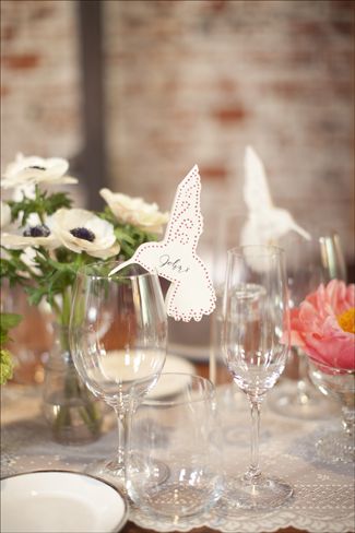 i love this idea with the hummingbirds Hummingbird Party Ideas, Hummingbird Wedding Decor, Hummingbird Wedding Theme, Hummingbird Theme Party, Hummingbird Centerpiece, Hummingbird Party, Hummingbird Wedding, Bird Themed Wedding, Wedding Table Themes