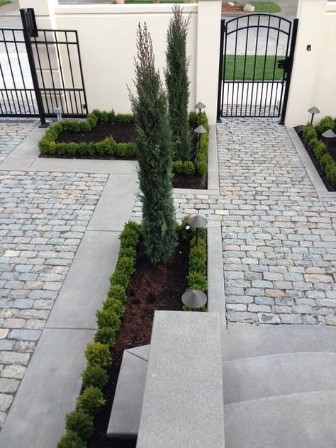 Driveway With Cobblestone Border, Paved Driveway Ideas Entrance, Cobblestone Walkway Pathways, Cobblestone Driveway Ideas, Front Garden Paving Ideas, Cobble Stone Driveway Entrance, Cobble Patio, Modern Driveway Design, Small Driveway