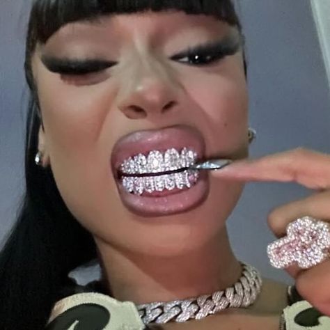 Megan Thee Stallion recently copped some of the craziest grills I’ve ever seen from Johnny Dang. Personally I think these are a bit excessive but I rate the quality and craftsmanship. Follow for more @thejewelleryconversation Grillz Teeth, La Fam, Diamond Grillz, Gold Grill, Rap Music Quotes, Music Note Tattoo, Grills Teeth, Makeup For Black Skin, Tooth Gem