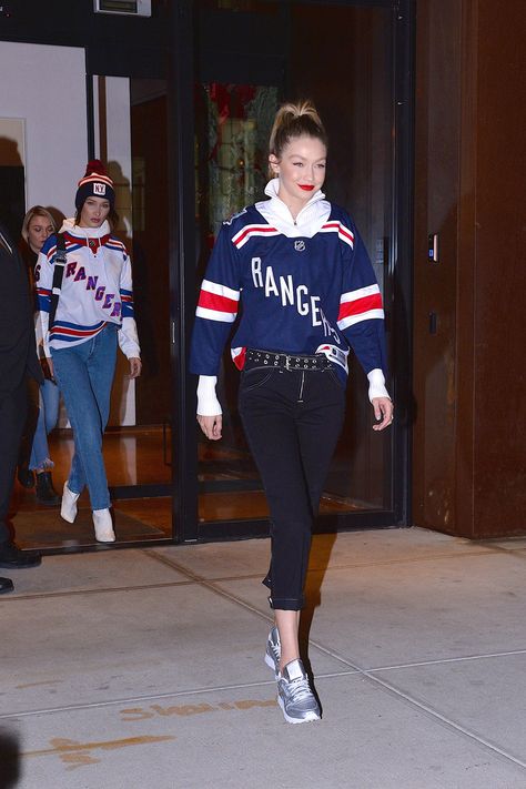 Outfit With Jersey, Nba Jersey Outfit, Hockey Game Outfit, Hockey Outfits, Super Bowl Outfit, Football Jersey Outfit, Jersey Fashion, Gigi Hadid Outfits, Game Outfit