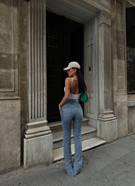 Full Body Pics Poses, Jeans Mit High Heels, Poses For Pictures Instagram Standing, Tube Top And Jeans, Bodysuit Outfit Jeans, Neutral Ootd, Mom Photo Shoots, Baseball Hat Outfit, Mom Photo