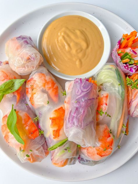 Shrimp Spring Rolls with Peanut Dipping Sauce are as beautiful as they are delicious. You won't regret trying this recipe! Rainbow Shrimp, Spring Rolls Recipe Shrimp, Crispy Rice Paper, Homemade Spring Rolls, Rice Paper Recipes, Peanut Dipping Sauce, Shrimp Spring Rolls, Recipe Shrimp, Spring Roll Recipe