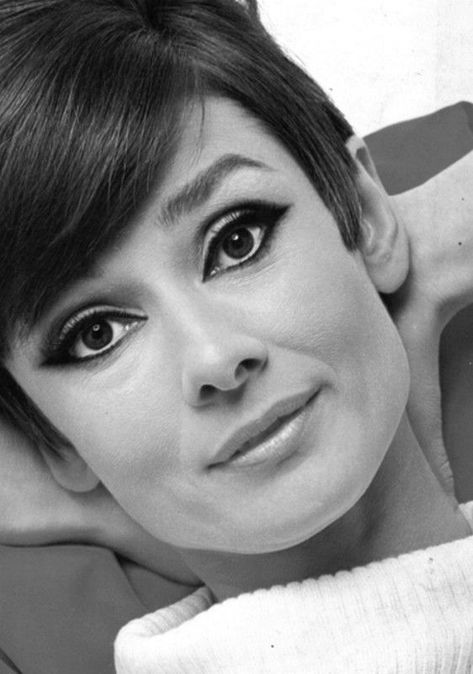 1960s Makeup, Audrey Hepburn Born, 60s Makeup, 1960s Hair, Audrey Hepburn Style, Meg Ryan, Fair Lady, Vintage Makeup, Julia Roberts