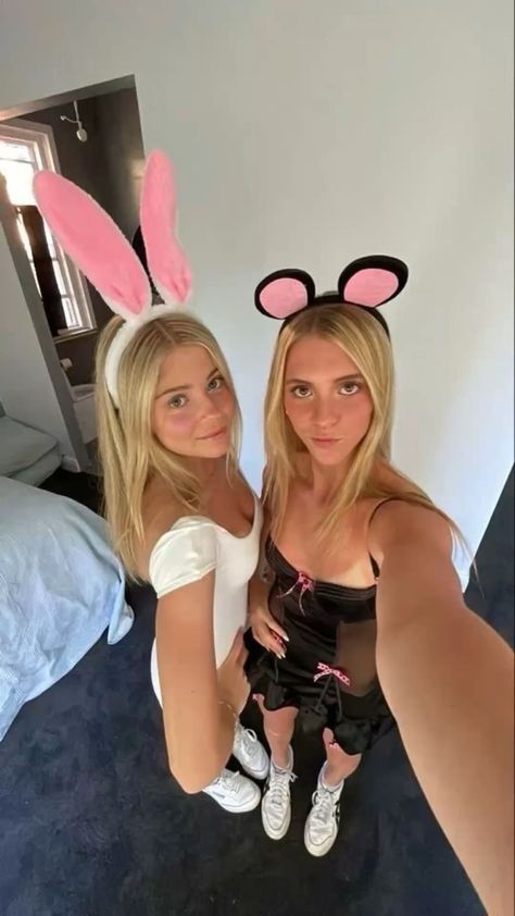 Cute Costumes For Duo, Mean Girl Halloween Costumes, Mean Girl Costumes, Uni Halloween Costumes, Halloween Photo Ideas Instagram, Cute Basic Halloween Costumes, Duo Halloween Costumes Simple, Halloween Costume Besties, Mean Girls Costume Halloween